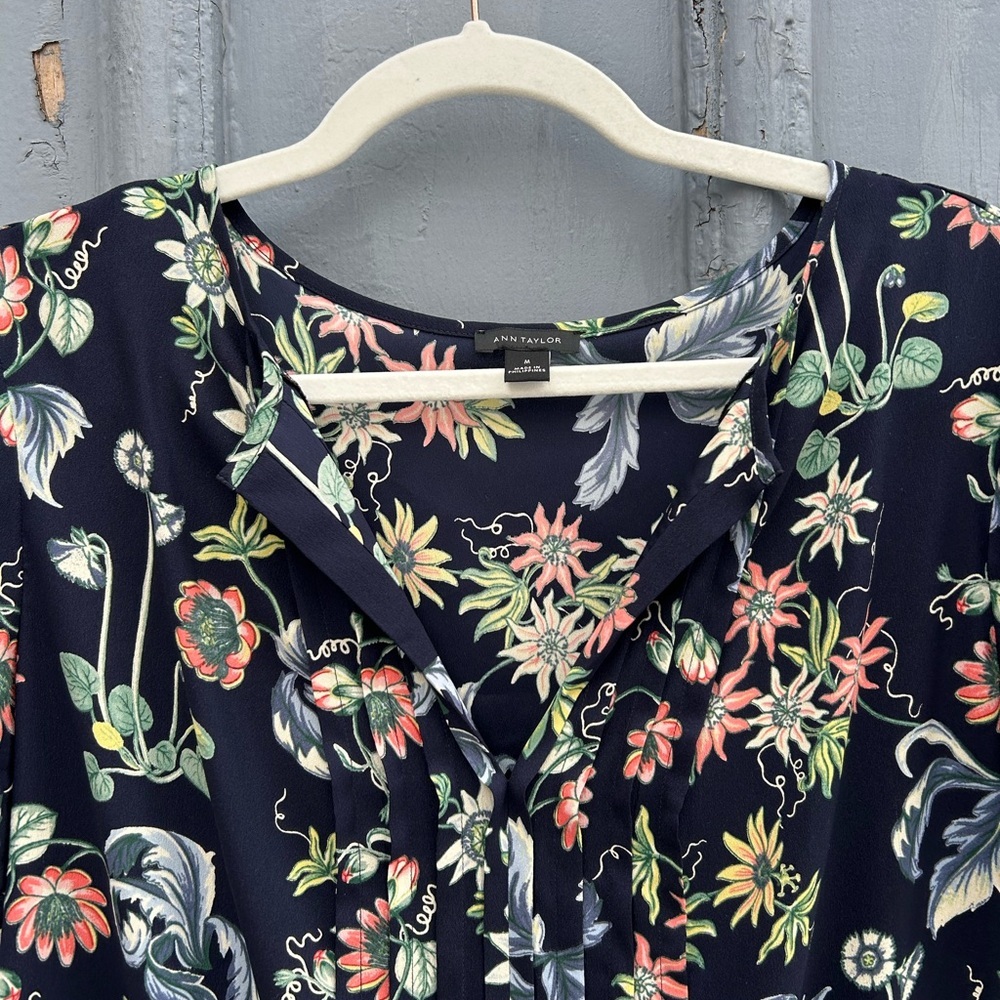 Ann Taylor Navy Blue Floral Short Flutter Sleeve Blouse, size M - Picture 3 of 8